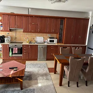  Apartament Ujszeru, Jol Felszerelt Lakas A Varos Sziveben, Ingyenes Parkolassal!